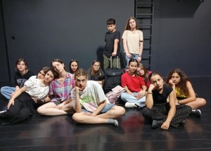 Η εφηβική παράσταση «Tο ταξίδι» στο «Μικρό Θέατρο» στο Αγρίνιο (Δευ 30/6/2025 21:00)