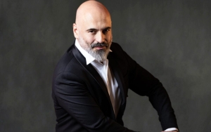 «Όποιος πεθάνει σήμερα, χίλιες φορές πεθαίνει»: Η παράσταση του Δημήτρη Μαραμή στο Μεσολόγγι (Τρι 16/4/2024 20:30)