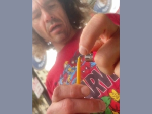 Η θεατρική παράσταση «ΟΣΟ ΔΕΝ ΕΙΣΑΙ ΑΣΦΑΛΗΣ...» στο Δη.Πε.Θε. Αγρινίου (Πεμ 1 - Παρ 2/6/2023 20:00)