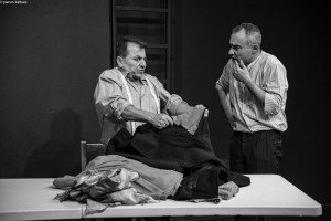 «To παλτό» έρχεται να μας ξαναζεστάνει στο Μικρό Θέατρο Αγρινίου με τέσσερις παραστάσεις (Σ/Κ 22-23 &amp; Σ/Κ 29-30/11/2025 Σαβ 21:00 Κυρ 19:00)