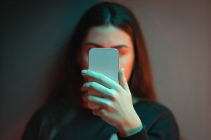 Το «σκρολάρισμα» και τα «likes» προκαλούν εθισμό – Πως το κινητό μπορεί να καταστρέψει τον εγκέφαλο μας