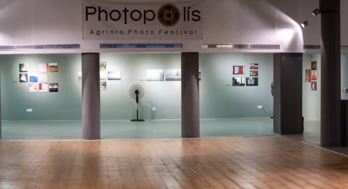 Το Photopolis Agrinio Photo Festival ξεκινάει τις προφεστιβαλικές εκδηλώσεις - Φωτογραφική έκθεση της “Art8” με θέμα: “Αρχαία θέατρα Αιτωλοακαρνανίας, στη δίνη του χρόνου&quot; (Παρ 3 - Κυρ 5/6/2022)